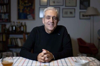 O escritor José Castello diz que 'estamos vivendo uma barra muito pesada no mundo, o planeta está sob risco e isso exacerba sentimentos de tristeza' -  (crédito: Cristovao Tezza/Divulgação)