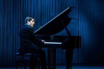 O ator Elton Towersey interpreta Tom Jobim ao longo dos anos, com a caracterização do envelhecimento feita em 'trocas rápidas', segundo diz
 -  (crédito: Caio Gallucci/Divulgação )