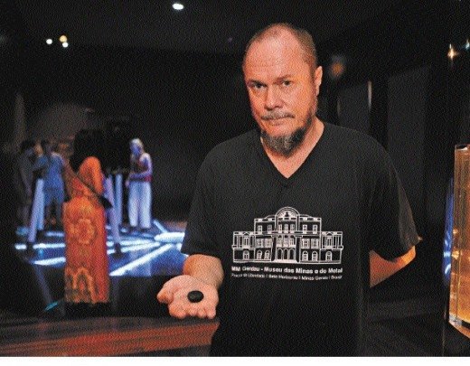 O pesquisador Luciano Faria, do Museu MM Gerdau, exibe a amostra do Geraisito, primeiro material do tipo localizado no país, que passará a integrar a exposição