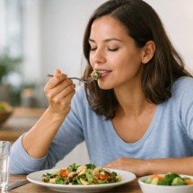 Você mastiga direito? Entenda o impacto desse hábito na saúde -  imagem gerada por i.a 