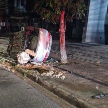 BH: motorista capota Corolla, derruba placa e foge durante a madrugada - CBMMG/Divulgação