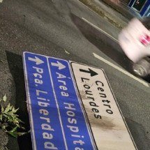 Carro capota na Avenida &Aacute;lvares Cabral, no Bairro Santo Agostinho, na Regi&atilde;o Centro-Sul de BH, na madrugada desta ter&ccedil;a-feira (21/4)