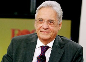 A Justiça de São Paulo decidiu, no dia 15 de abril de 2026, pela interdição do ex-presidente Fernando Henrique Cardoso, de 94 anos, após solicitação apresentada por seus filhos. A medida ocorre em meio ao quadro de saúde do ex-mandatário, diagnosticado com Alzheimer em estágio avançado, o que compromete sua capacidade de tomar decisões de forma autônoma. Com a decisão, ele deixa de responder juridicamente por atos da vida civil, incluindo questões financeiras e patrimoniais. Na prática, isso sig -  (crédito: Reprodução do Flickr TV Cultura)