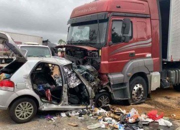 Desastre com seis mortes da mesma fam&iacute;lia na BR-251, em Salinas, no Norte de Minas, foi o mais grave do feriado prolongado do Dia de Tiradentes -  (crédito: CBMMG/Divulga&ccedil;&atilde;o)