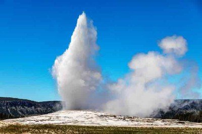 O Old Faithful é considerado o gêiser mais famoso do mundo. Descoberto em 1870 pela Expedição Washburn, recebeu esse nome por sua impressionante regularidade: desde 1872, já entrou em erupção mais de um milhão de vezes. Símbolo máximo do primeiro parque nacional do planeta, combina ciência, história e espetáculo natural, atraindo milhões de visitantes que se encantam com sua força majestosa. -  (crédito: Dietmar Rabich/Wikimédia Commons)