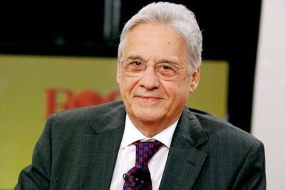 A Justiça de São Paulo decidiu, no dia 15 de abril de 2026, pela interdição do ex-presidente Fernando Henrique Cardoso, de 94 anos, após solicitação apresentada por seus filhos. A medida ocorre em meio ao quadro de saúde do ex-mandatário, diagnosticado com Alzheimer em estágio avançado, o que compromete sua capacidade de tomar decisões de forma autônoma. Com a decisão, ele deixa de responder juridicamente por atos da vida civil, incluindo questões financeiras e patrimoniais. Na prática, isso sig -  (crédito: Reprodução do Flickr TV Cultura)