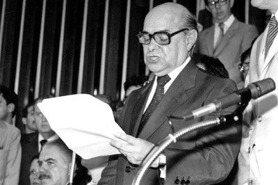 O dia 21 de abril de 2026 marca os 41 anos da morte de Tancredo Neves, figura central na transição do Brasil da ditadura militar para a democracia. Eleito indiretamente pelo Colégio Eleitoral em janeiro de 1985, Tancredo não chegou a tomar posse como presidente. Sua morte, ocorrida no Dia de Tiradentes, gerou comoção nacional e simbolizou um momento delicado da história política brasileira. Natural de Minas Gerais, ele teve uma longa trajetória pública, tendo sido primeiro-ministro no curto perí -  (crédito: Célio Azevedo - Agência Senado)