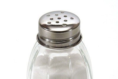 Difícil imaginar a cozinha sem ele, mas o sal vai muito além do sabor. Essencial ao organismo, o mineral participa de funções vitais, como o equilíbrio de fluidos e o funcionamento dos nervos e músculos.
 -  (crédito: Dubravko Sori? SoraZG on Flickr wikimedia commons)