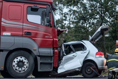 Desastre em Salinas, na BR-251, deixou seis pessoas da mesma fam&iacute;lia mortas no feriado de Tiradentes -  (crédito: CBMMG)