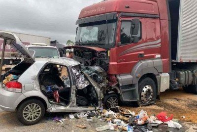 Desastre com seis mortes da mesma fam&iacute;lia na BR-251, em Salinas, no Norte de Minas, foi o mais grave do feriado prolongado do Dia de Tiradentes -  (crédito: CBMMG/Divulga&ccedil;&atilde;o)