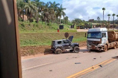 Batida entre jipe e carreta deixa um morto na BR-040, em Congonhas (MG), na volta do feriado de Tiradentes (21/4) -  (crédito: PRF/Divulgação)