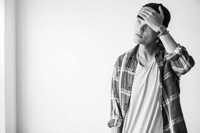 No dia 20 de abril de 2018, morreu o DJ, produtor, cantor e compositor Avicii. Ele foi um dos principais nomes da música eletrônica e ajudou a tornar o EDM popular no mundo todo. Suas músicas misturavam eletrônico com outros estilos, o que conquistou um público enorme ao redor do mundo. Entre seus maiores sucessos estão canções como “Wake Me Up!”, “Hey Brother” e “The Nights”. Ao longo da carreira, recebeu prêmios, indicações importantes e se tornou um dos DJs mais reconhecidos de sua geração.
 -  (crédito: Wikimedia Commons / The Perfect World Foundation )