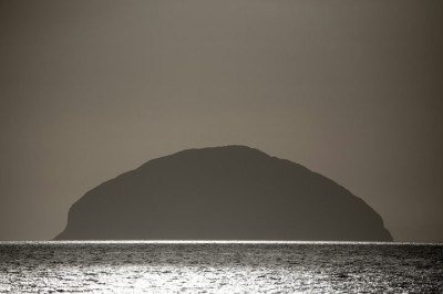 Ao longo da história, algumas ilhas surgiram e desapareceram como verdadeiros enigmas naturais. Fenômenos geológicos, atividade vulcânica e até erros de navegação ajudaram a construir esses mistérios que intrigam cientistas até hoje.
 -  (crédito: Ben Wicks/Unsplash)