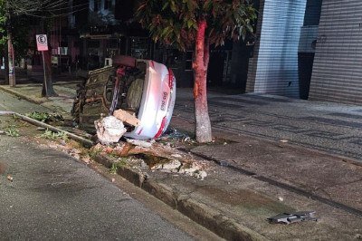 Carro capota na Avenida Álvares Cabral, no Bairro Santo Agostinho, na Região Centro-Sul de BH, na madrugada desta terça-feira (21/4) -  (crédito: CBMMG/Divulgação)
