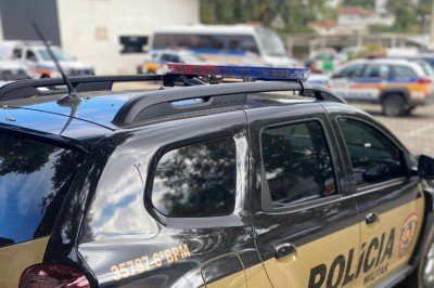 Militares fizeram contato via rádio com a central para consultar os dados do indivíduo e constatou-se a existência de mandado de prisão preventiva em aberto contra ele -  (crédito: PMMG/Divulgação )