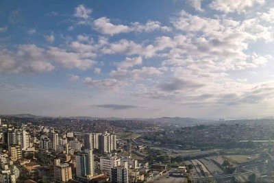 Dia amanhece claro, com poucas nuvens no horizonte na capital mineira, como no Bairro Ipiranga (foto). Sensa&ccedil;&atilde;o de frio foi forte em algumas regi&otilde;es. -  (crédito: Clima ao Vivo)