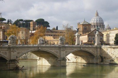 A cidade de Roma celebra em 21 de abril de 2026 o aniversário de 2.779 anos de sua fundação, tradicionalmente fixada em 753 a.C. Segundo a lenda, a origem está ligada aos irmãos Rômulo e Remo, criados por uma loba e protagonistas de um dos mitos mais conhecidos do mundo antigo. Ao longo de milênios, Roma consolidou-se como um dos principais centros políticos, culturais e religiosos da humanidade. Foi berço de um império que moldou leis, idiomas e estruturas de poder. Sua história atravessa perío -  (crédito: Pixabay)