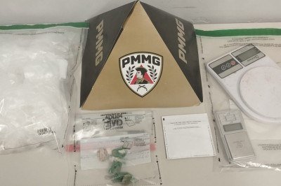 No suti&atilde; da mulher, foi encontrado 01,20 grama de subst&acirc;ncia semelhante a crack -  (crédito: Divulga&ccedil;&atilde;o PMMG)