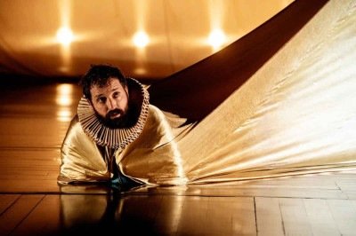 Formado em Letras, Gregório Duvivier diz que adora 'nossos inhos e também nossos ãos, nossos aumentativos, nosso til, que faz um som que só a gente tem' -  (crédito: Priscila Prade/Divulgação)