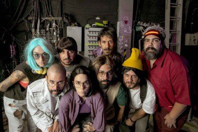 Espetáculo 'Cão', fruto da parceria inédita entre os premiados grupos Clowns de Shakespeare, do Rio Grande do Norte, e Magiluth, de Pernambuco, cumpre temporada no CCBB-BH -  (crédito: Renato Mangolin / divulgação)