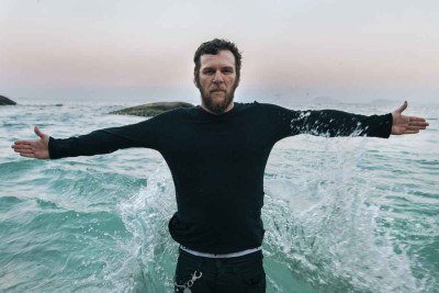 'Sempre fui de shows mais rock and roll. Mas agora, com os meus 58 anos, tenho a possibilidade de mostrar mais uma performance baseada na experiência', diz Otto, sobre o formato voz e violão do show de amanhã -  (crédito: Rafael Rocha/Divulgação)