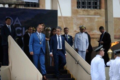 Governador e ex-governador dividiram a cerimônia ontem em Ouro Preto -  (crédito: Alexandre Guzanshe/EM/D.A)