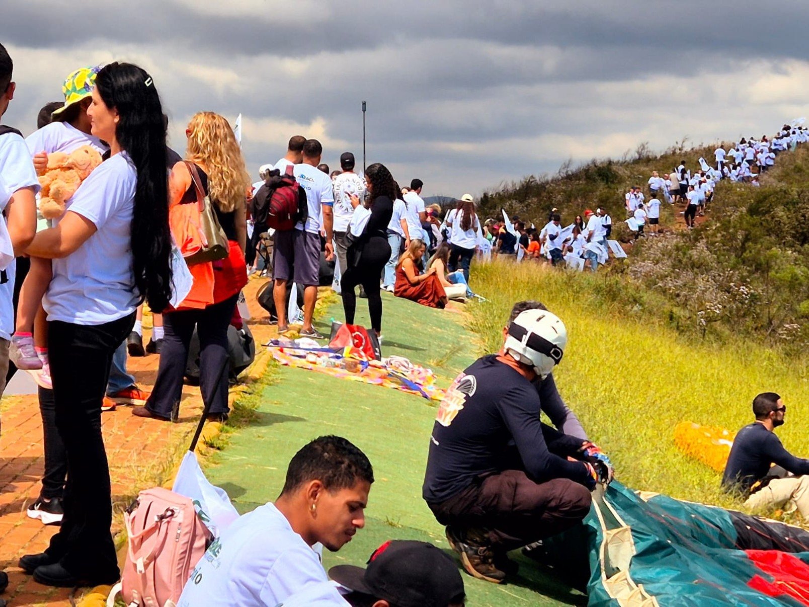 Vestidos com camisetas brancas, os participantes formaram um cord&atilde;o humano no ponto mais alto da serra e estenderam uma grande bandeira
