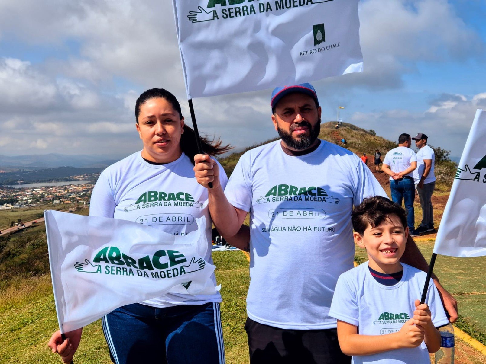 Juliano Nonato Gomes, morador da regi&atilde;o h&aacute; 22 anos, acompanhado dos filhos Joana e Kaleb