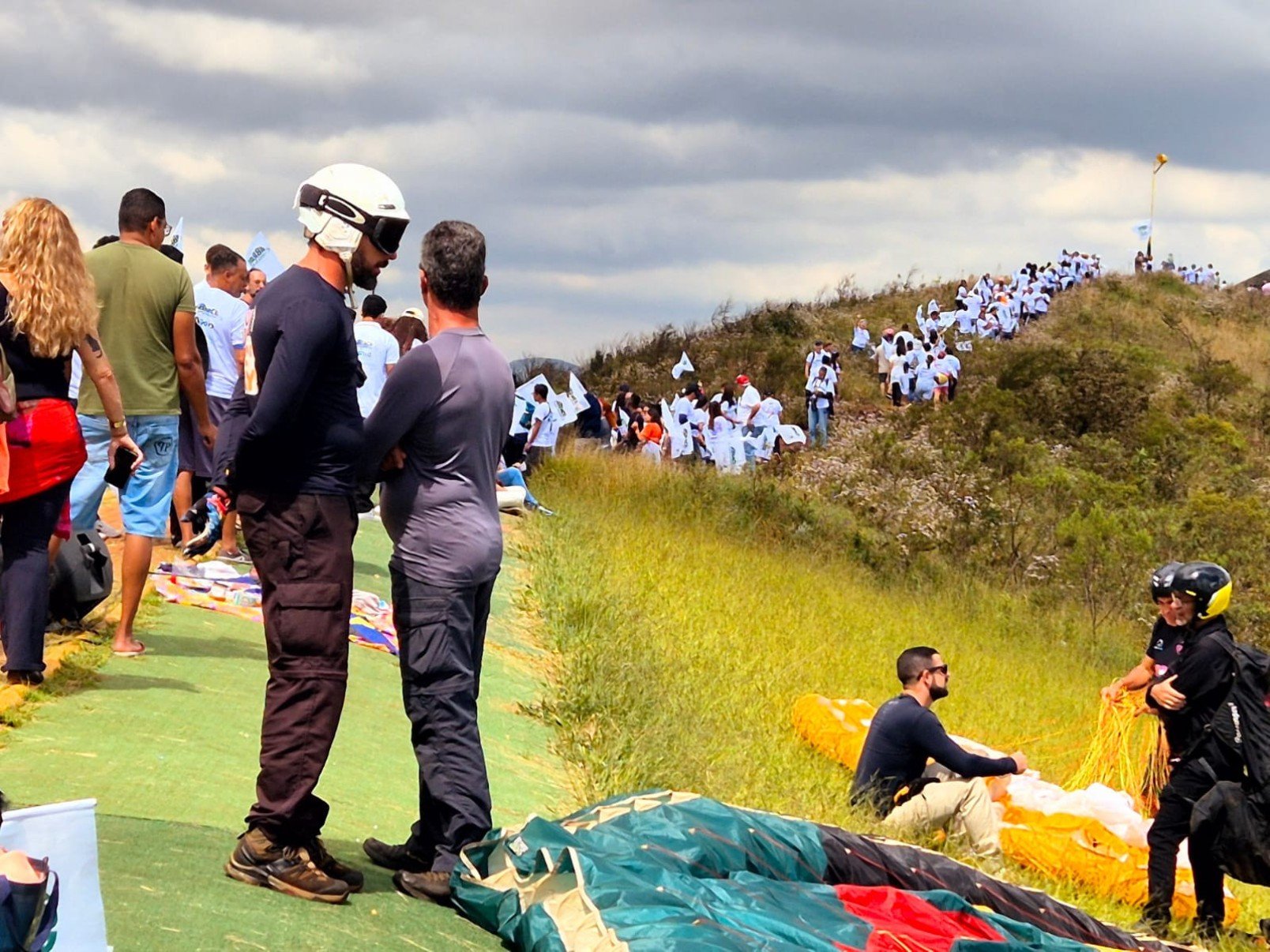 Vestidos com camisetas brancas, os participantes formaram um cord&atilde;o humano no ponto mais alto da serra e estenderam uma grande bandeira