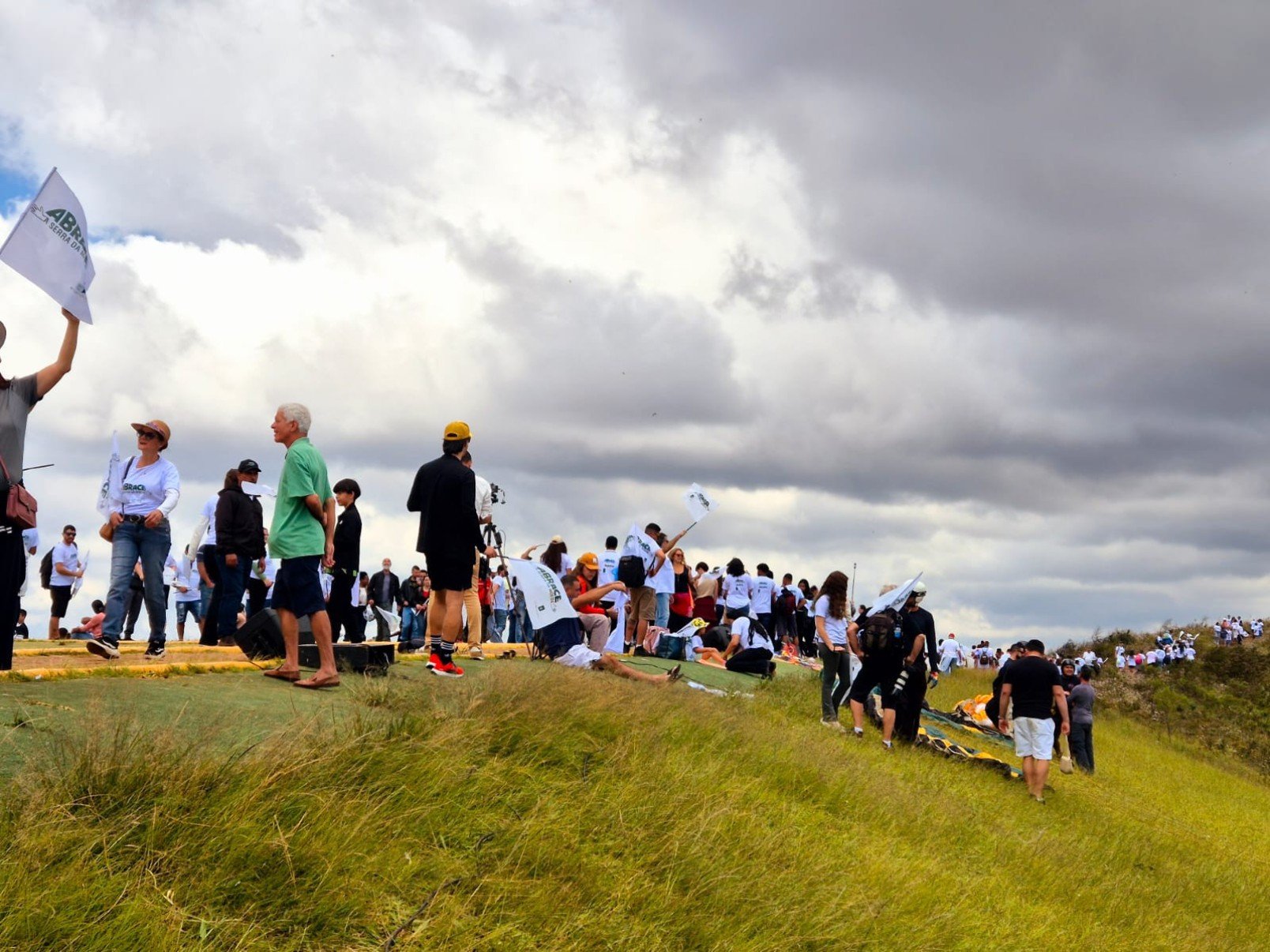 Vestidos com camisetas brancas, os participantes formaram um cord&atilde;o humano no ponto mais alto da serra e estenderam uma grande bandeira