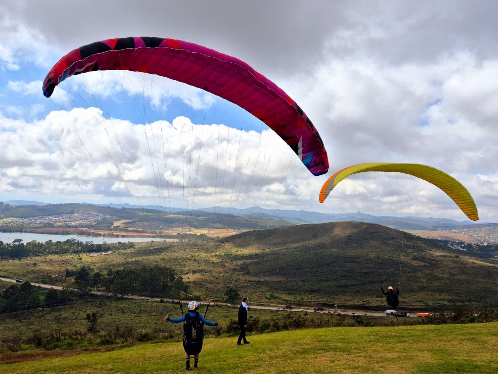 O abraço simbólico na Serra da Moeda aconteceu na rampa de voo livre do Topo do Mundo, em Brumadinho, na Grande BH