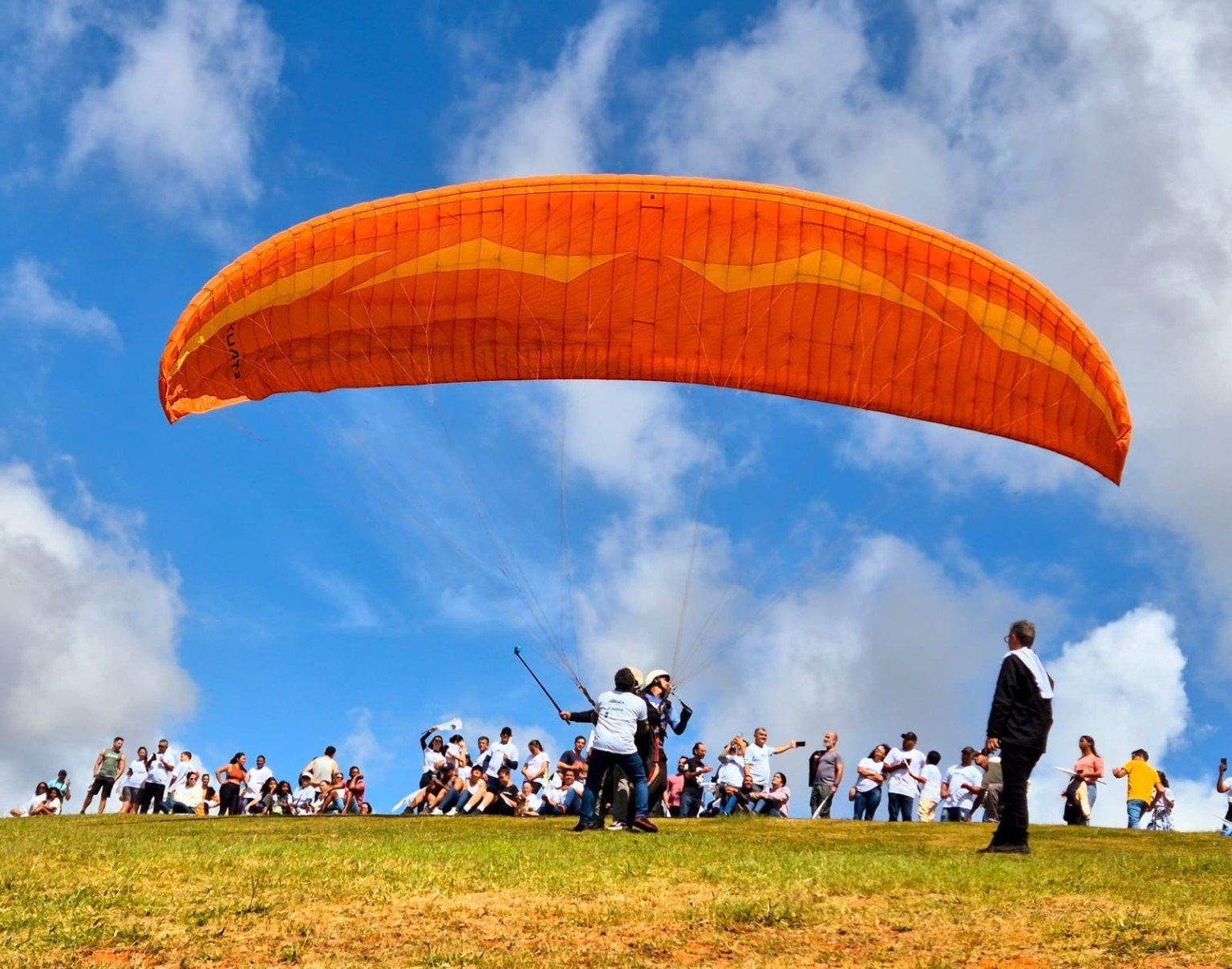 O abraço simbólico na Serra da Moeda aconteceu na rampa de voo livre do Topo do Mundo, em Brumadinho, na Grande BH