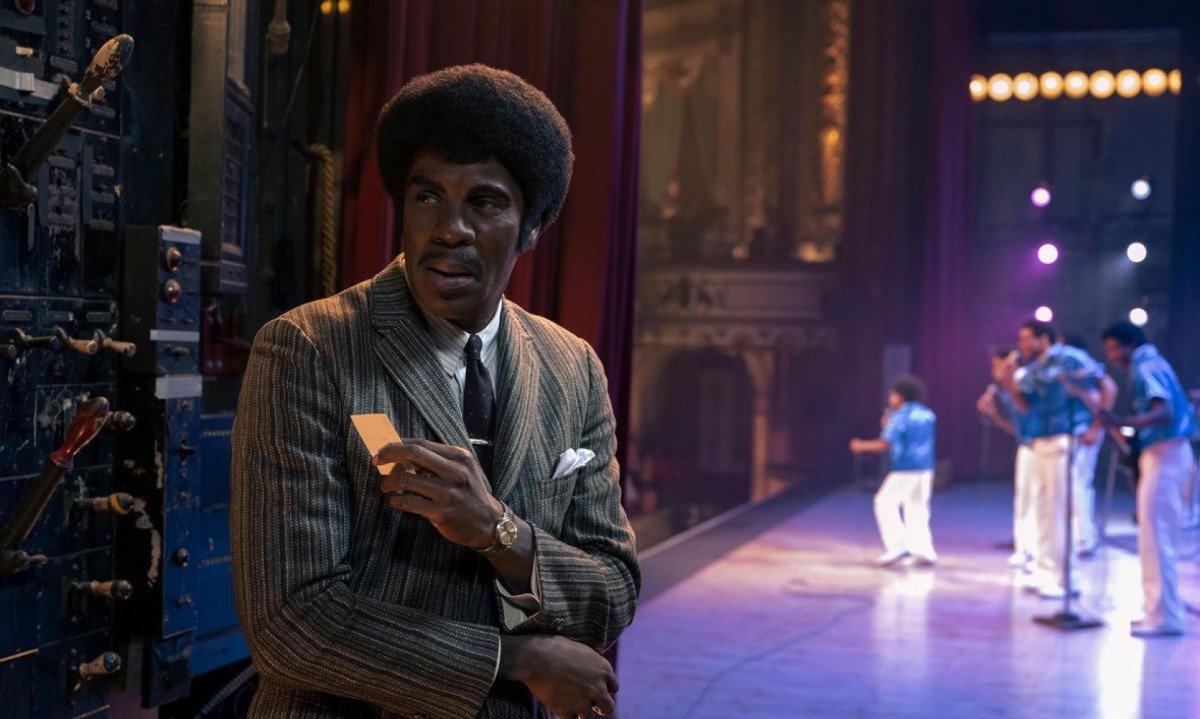Ator Colman Domingo interpreta Joe, o pai carrasco de Michael Jackson, em cena do filme Michael. Ator est&aacute; sentado em mesa de bar