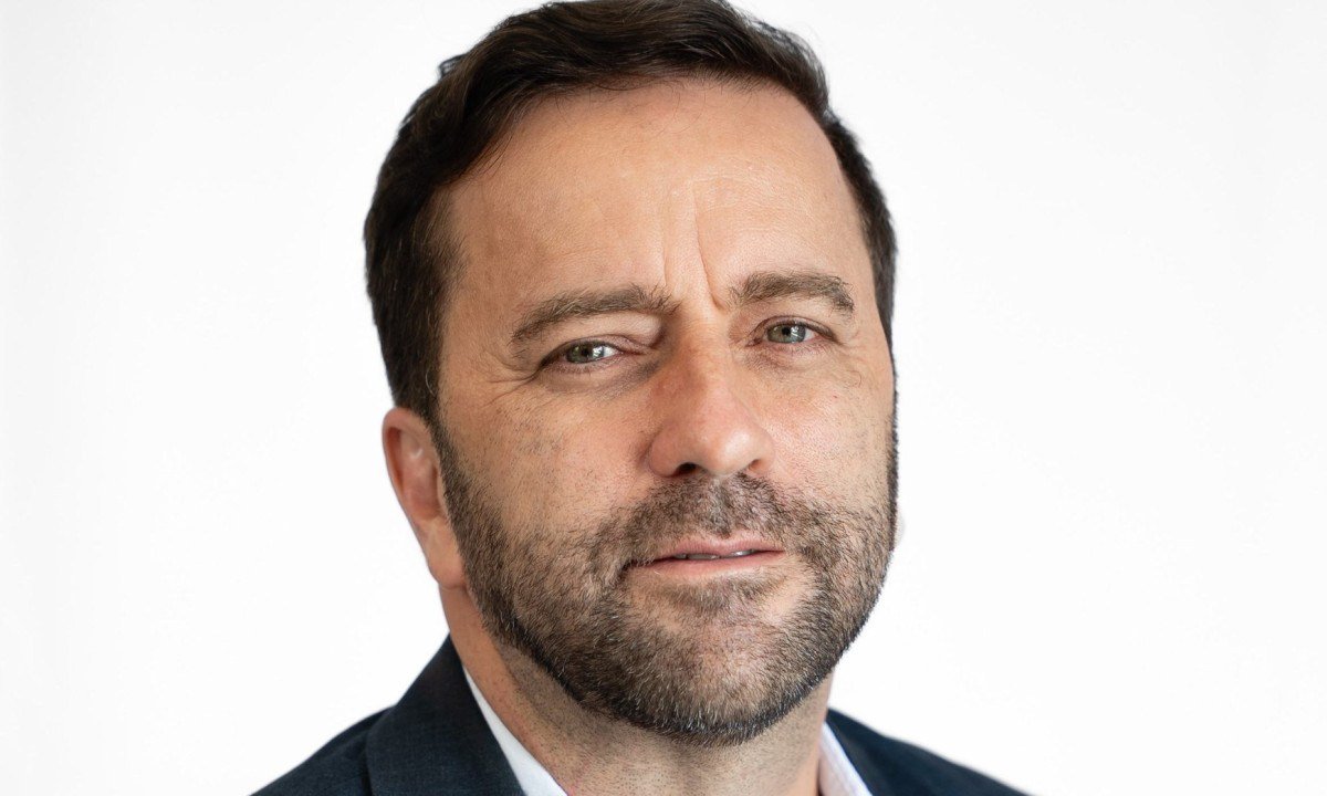 Escritor e jornalista Leonencio Nossa olha para a c&acirc;mera