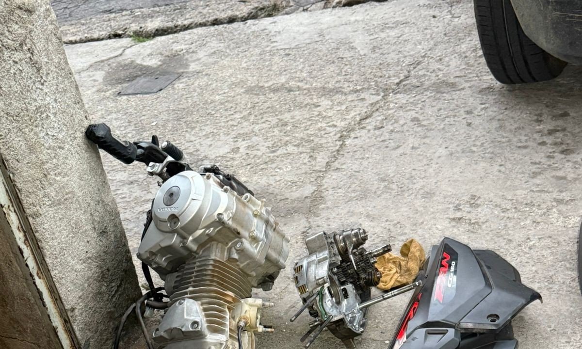Desmanche na Rua Zilda Gama, no Bairro Hava&iacute;, onde quatro motocicletas foram recuperadas 