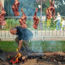 Na brasa: Caminhos de Fogo une 26 chefs em Tiradentes, neste sábado (25/4) -  Paulo Liv/Agência Caminhos/Divulgação