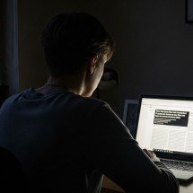 O que fazer se seu nome aparecer em notícia falsa na internet - Estado de Minas/ Imagem gerada por IA