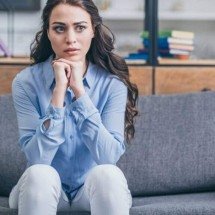 Isolamento emocional em adultos: quando a aparente frieza esconde traumas, vivências da infância e mecanismos de defesa profundos - Portal Giro 10