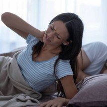 Acordou com o pescoço travado? Entenda o torcicolo ao dormir e como aliviar a dor com medidas simples - Portal Giro 10