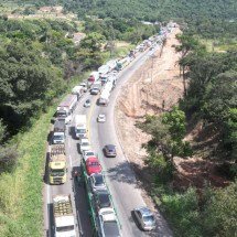 Carreta pega fogo e interdita a BR-381 na Grande BH; há congestionamento - Leandro Couri/EM/D.A Press