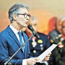 Trem descarrila em Ouro Preto e vira palanque - ALEXANDRE GUZANSHE/EM/D.A. PRESS