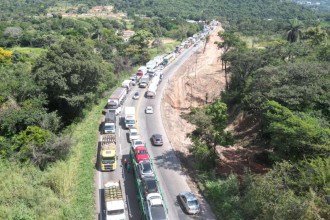 Carreta pega fogo e interdita a BR-381 na Grande BH; há congestionamento