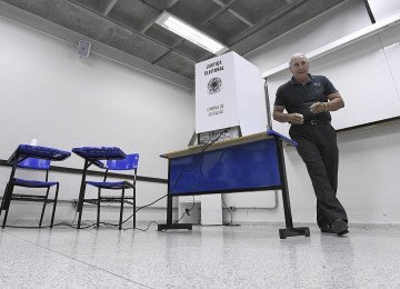  Eleitor idoso saindo da cabine de votação, na eleição de 2018, em Taguatinga, no Distrito Federal -  (crédito:  Edilson Rodrigues/Agência Senado)