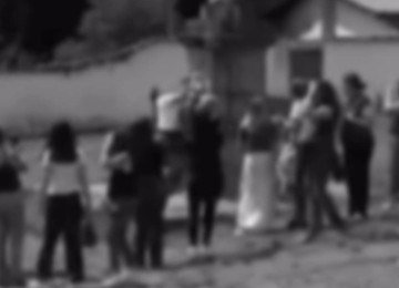 Turistas se reúnem em praça histórica da cidade de Mariana (MG) e simulam açoitamento -  (crédito: Emily Pereira)