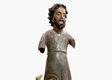 A imagem do santo, que foi encontrada sem as vestes, e o cachorrinho de madeira,essencial para identificação da peça sacra

 -  (crédito: Raquel Ameno/Divulgação)