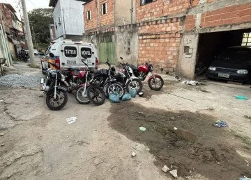 Desmanche na Rua Zilda Gama, no Bairro Havaí, onde quatro motocicletas foram recuperadas  -  (crédito: PMMG/Reprodução)
