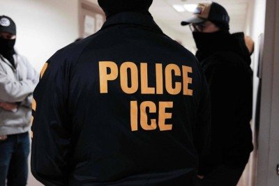 Agente do ICE, o serviço federal americano de imigração  -  (crédito: Charly Triballeau - 17.mar.26/AFP)