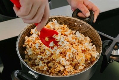 Pipoca caramelizada: um dos destaques entre as receitas para elevar seu lanche de cinema em casa. -  (crédito: Pexels/ Jonathan Borba)