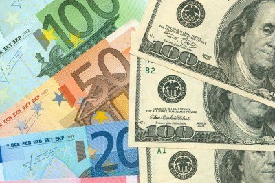 Planejar a compra de euros e d&oacute;lares &eacute; essencial para economizar em viagens internacionais e fazer o c&acirc;mbio no momento certo. -  (crédito: tomograf de Getty Images Signature)