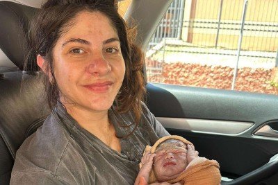 Lais e seu marido no hospital após o nascimento de Miguel -  (crédito: Lais Pironnet)